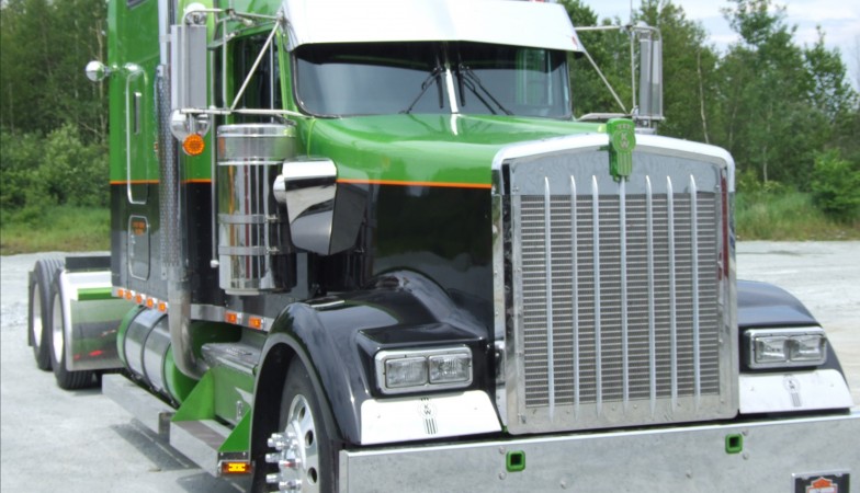 Kenworth - Camions - Nos réalisations - Conception d'accessoires en acier  inoxydable et en aluminium pour camions - Ferblanterie
